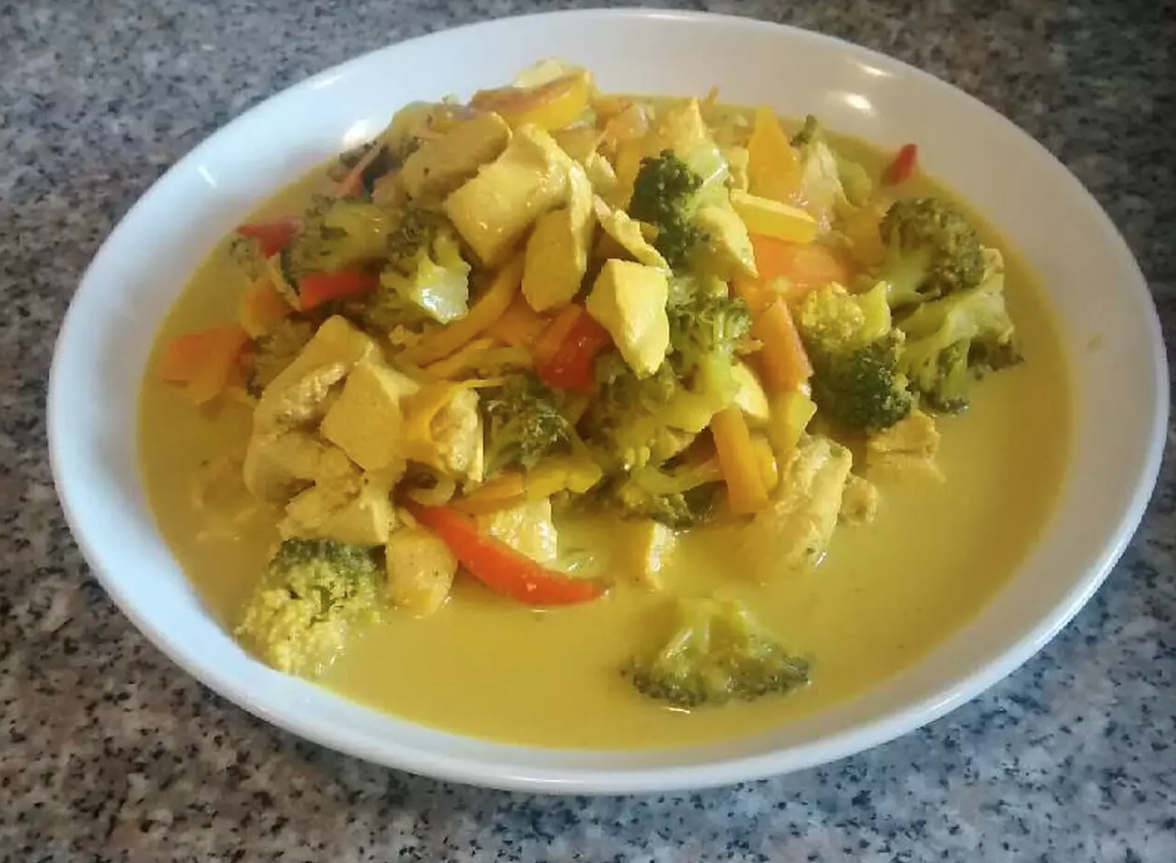 Guiso con curry y tofu